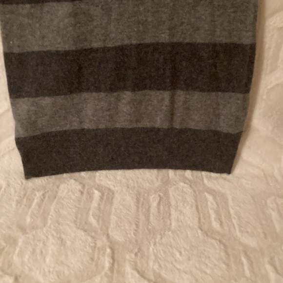EUC BCBG MAXARIA Sweater - Picture 9 of 12